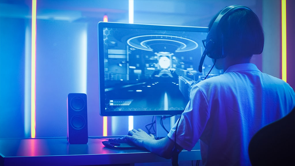 研修を受けるeスポーツ選手